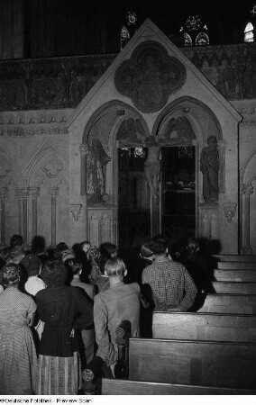 Besucher vor dem Lettner im Naumburger Dom St. Peter und Paul