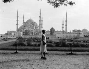 Hagia Sophia : Konstaninopel (Istanbul/Türkei). Portrait einer jungen Frau mit der Hagia Sophia im Hintergrund