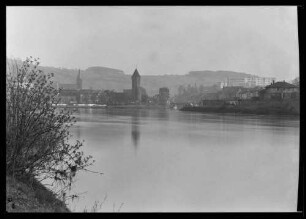 Blick vom Kreuzwertheimer Ufer Richtung Krankenhaus und Spitzer Turm (Taubermündung)