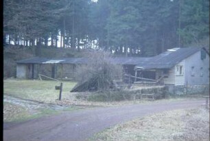 ehemaliges Ferienheim am Ortsrand im Wald; verwahrlost