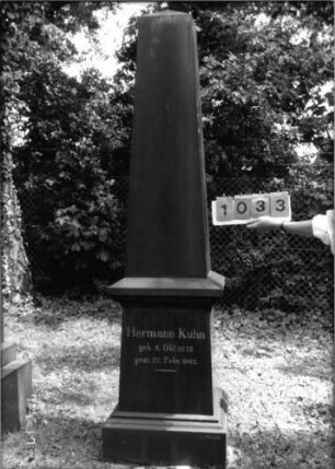 Grabstein 1033 [Hahn S. 128 Grab-Nr. 1490]