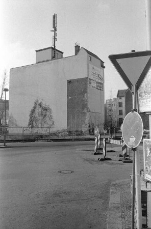 Berlin-Kreuzberg : In Berlin-Kreuzberg, Stresemannstrasse, Ecke Niederkirchner Strasse