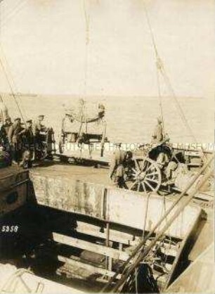 Ausschiffen von Geschützen vor der Insel Oesel