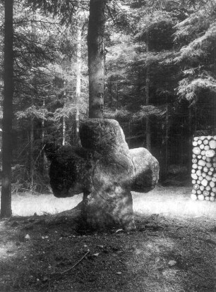 Steinkreuz (Tatzenkreuz) : Auermanns oder Angermanns Kreuz. Steinkreuz (Tatzenkreuz) mit eingeritztem Hammer und Keil