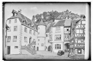 Grafschaftsmuseum bzw. ehemaliges Rathaus mit Treppe, Turm und Vorplatz und Schuhwaren Karl Dreßler (im Hintergrund Burg)