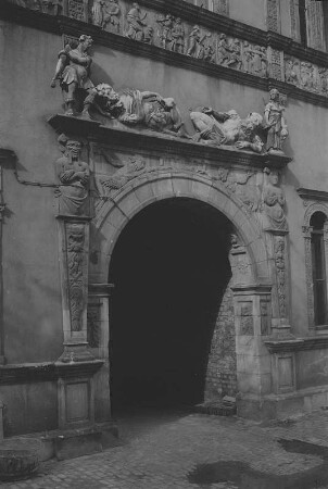Wismar. Fürstenhof, Portalgestaltung der Durchfahrt, Hofseite