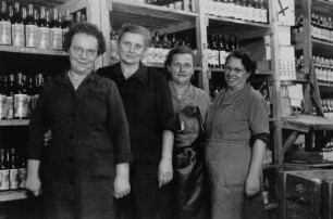 Dresden-Pieschen. Mitarbeiter der Weinkellerei und Likörfabrik Robert Weber