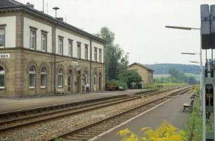 Wössingen Empfangsgebäude Bahnsteig