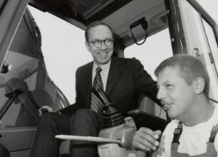 Offizieller Baubeginn für die Bundesautobahn 17 am 21.08.1998 am künftigen Autobahndreieck Dresden-West. "Erster Baggerbiss", ausgeführt von Matthias Wissmann, Bundesminister für Verkehr. Blick in die Kabine : Dresden. Offizieller Baubeginn für die Bundesautobahn 17 am 21.08.1998 am künftigen Autobahndreieck Dresden-West. "Erster Baggerbiss", ausgeführt von Matthias Wissmann, Bundesminister für Verkehr. Blick in die Kabine