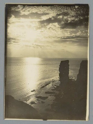 Sinkende Sonne hinter Helgoland : Helgoland. Blick zur Langen Anna auch "Nonne" genannt