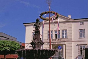 Rathaus, davor Gänselieselbrunnen und Maibaum