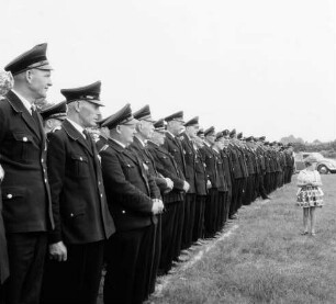 Klein Wesenberg: Amtsfeuerwehrfest des Amtes Reinfeld-Land: Fahnenweihe: Aufstellung der Feuerwehrmännder der Freiwilligen Feuerwehren