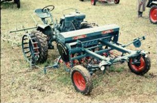 Fotografie: Sämaschine, Drillsaat, Kastendrillmaschine, Geräteträger, Zwischenachsanbau, Egge