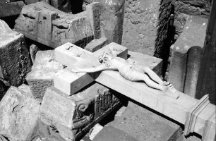 Mainz: Christusfigur mit Kreuz auf Abfallplatz