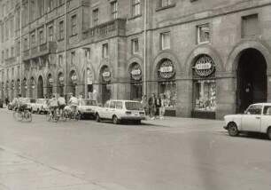 Dresden-Altstadt, Kreuzstraße 4. Buchhandlung "Das Internationale Buch" im Rathausflügel (Wiederaufbau 1948-1952)