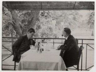 Anthony Eden und Lord Stanhope beim Lunch im Hotel Vieux Bois in Genf. links: Anthony Eden, rechts: Lord James Richard Stanhope