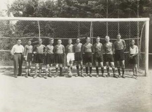 Seifhennersdorf (obersorbisch Wodowe Hendrichecy). Fußballmannschaft mit Trainer vor dem Tor