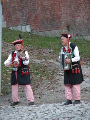 zwei Straßenmusiker in Volkstracht, an der Wawelmauer