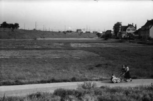 Friedlingen: Gelände der Autobahnstraße: nach Süden Bahndamm