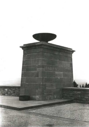 Weimar-Buchenwald. Nationale Mahn- und Gedenkstätte Buchenwald (1954-1958). Strasse der Nationen, Pylon mit Flammenschale (für Italien)