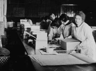 Szene aus dem Dokumentarfilm "Die Chlorodont-Fabrik" (Leo-Werke AG)