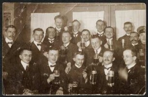 Gruppenbildnis : Postkarte mit Portrait einer Männergruppe in einem Gastraum