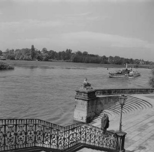 Dresden. Schloss Pillnitz, Große Freitreppe zur Elbe