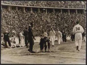 Jesse Owens kurz vorm Start des 200 m-Sprints