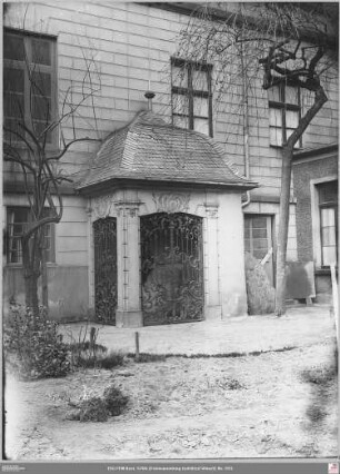 Grab von Johann Christian Senckenberg im Botanischen Garten von Osten