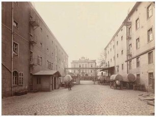 Blick in den Hof der Bienertmühle (Kurfürstliche Hofmühle) mit der Bienertvilla