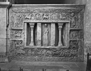 Szenen der Grablege Christi, umrahmt mit reichem vegetabilen Ornament