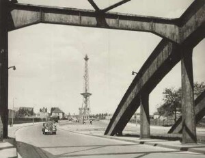 Berlin-Charlottenburg. Blick von der Halenseestraße auf den 1926 eröffneten 146,7 m hohen Funkturm