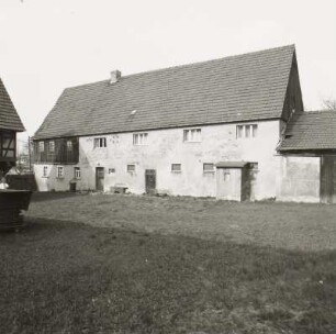 Arnsdorf bei Dresden, Hauptstraße 26. Vierseithof (bez. 1823). Wohnstallhaus