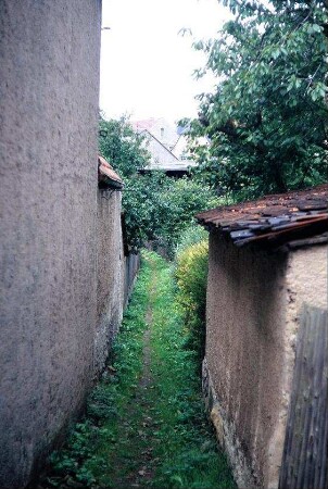 Stichweg zwischen zwei Gebäuden