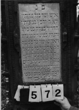 Grabstein 572 (Index: 99901712) Material: Sandstein und Marmorplatte Maße HxBxT: 215x58x26 cm Symbolik: Kanne Besonderheit: kulturhistorisch wertvoll / hist.-wiss. Gründe: Grabstein 572 (Nachholaufnahme 1)