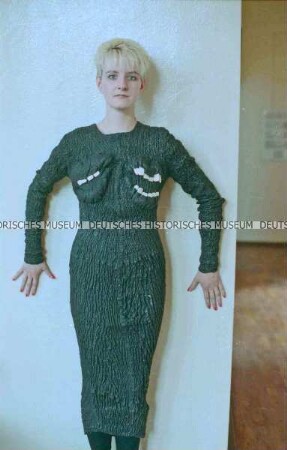 Modell in einem schwarzen Lederkleid der Designergruppe Allerleirauh