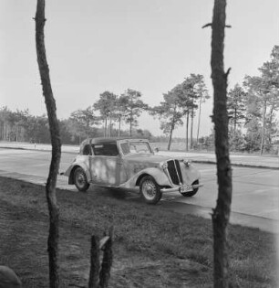 Parkender Personenkraftwagen Borgward Hansa 1100 Cabriolet an der Reichsautobahn von Karl Theodor Gremmler mit amtlichen Kennzeichen der Hansestadt Bremen