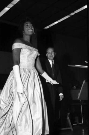 Donaueschingen: Donaueschinger Musiktage; Stadthalle; Gloria Davy dankt für Beifall