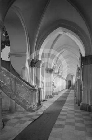 Nördliches Seitenschiff der Klosterkirche Trebnitz nach W