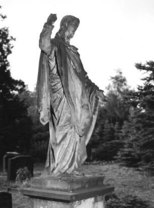Grabmal eines Unbekannten : Grabmal eines Unbekannten. Detail: Christusfigur (19. Jh.). Dresden-Johannstadt, Trinitatisfriedhof