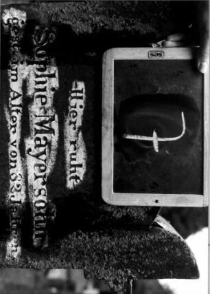 Grabstein 7 (Index: 100110399) Material: Sandstein Zustand: stark beschädigt und abgeblättert mit Textverlust Maße HxBxT: 135x45x16 cm Beschreibung: Stele, getreppter Sockel, Giebel mit Eckakroteren, eingetieftes Schriftfeld rechteckig: Grabstein 7 (Detailaufnahme 2)