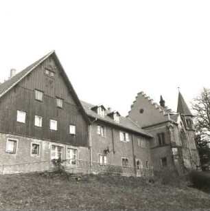 Wilsdruff-Herzogswalde. Schloß (Hotel; 1851/1900). Ansicht mit Staffelgiebel und Eckturm (vom alten Fußweg)