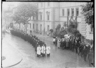 Fronleichnamsprozession in Sigmaringen 1932; Prozession in der Karlstraße vor dem Prinzenbau, im Mittelpunkt Mönche, daneben Gruppe von Gläubigen vor dem Altar vor dem Eingang zum Prinzenbau