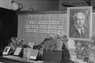 Schaufenster der Buchhandlung Franz-Mehring-Haus dekoriert zum 80. Geburtstag Wilhelm Piecks