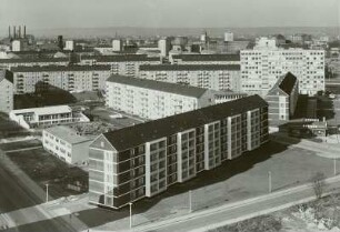 Dresden. Blick vom Wohnhochhaus Reitbahnstraße 19 (17 Stockwerke) nach Nordwesten über die Dr.-Karl-Rüdrich-Straße zu den Hochhäusern an der Freiberger Straße