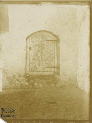 Steinernes Gebäude, Fenster mit verzierter Holzlade