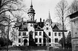 Herrenhaus: Kinderheim: Außenansicht von Süden: vorn Auffahrt und Bäume: rechts Gutsgebäude