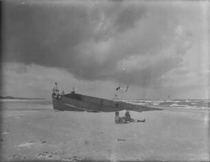 Wrack : Jungen auf einem Wrack am Strand