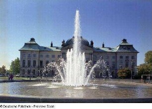 Dresden-Neustadt, Palaisplatz 11. Japanisches Palais (1727-1737; Z. Longuelune, M. D. Pöppelmann). Ansicht von NO über Brunnen mit Fontäne