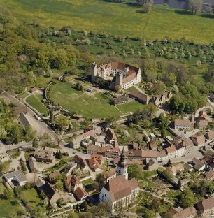 Strehla. Stadtteilansicht mit Stadtkirche (15. Jh.) und Schloß (erste Erwähnung 1002). Luftbild-Schrägaufnahme von Südwesten
